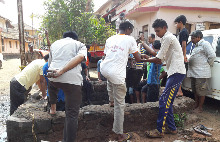 Well Cleaning - Radha Krishna Madal, Mhasala